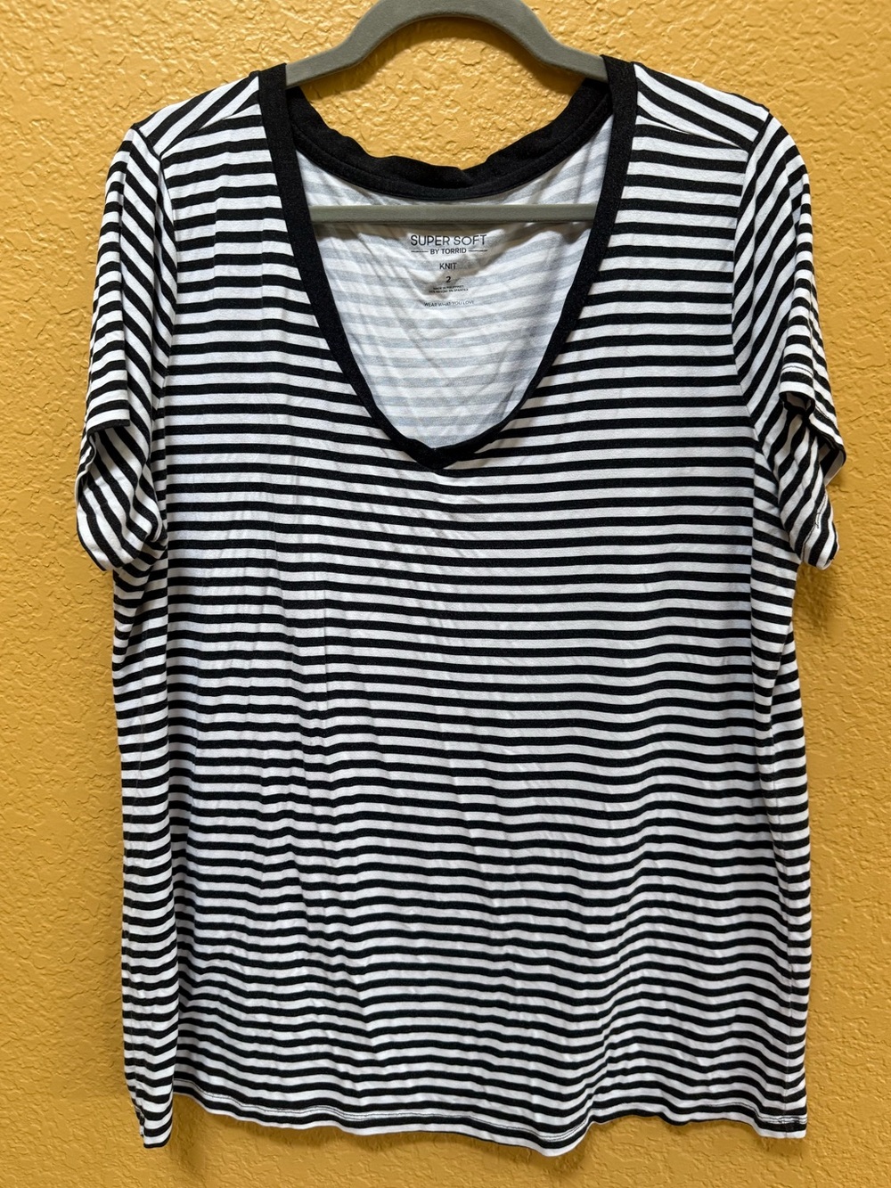 Torrid Knit Black & White Striped V-Neck Tee Plus - Size 2